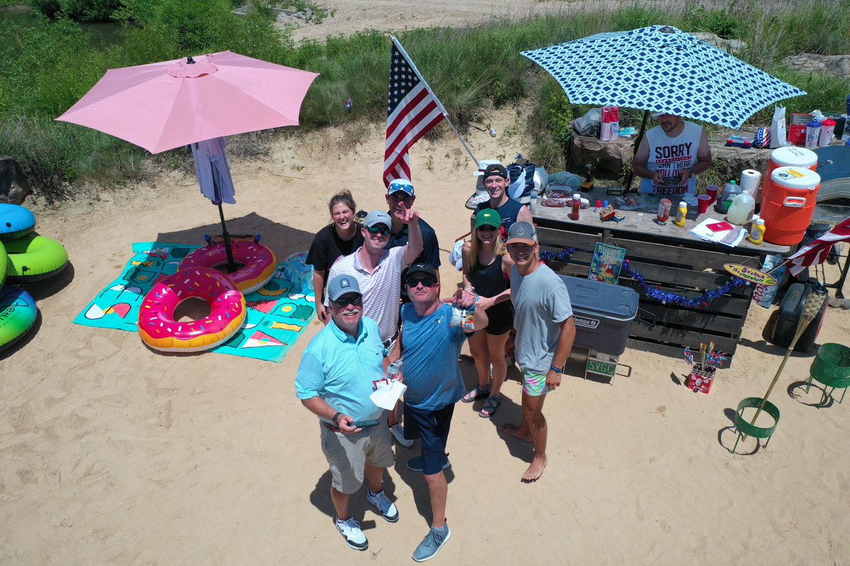 SweetensCove's tweet photo. Sometimes, a tiki bar appears on the 6th greenside bunker….
#summersatsweetens #thebeach #dawgsandbrats #merica #welcometoourtikibar #andbacktoyouroger #livefromthesixth https://t.co/KBxHsVSIOe