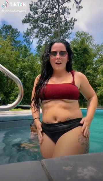 Jenelle Evans Flashes Underboob, Declares She Has a