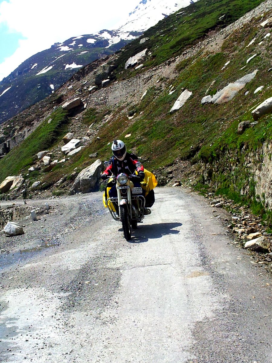 TBT to today, 9 years back and what an amazing ride it was. 

#jawa #2stroke #idealjawa #leh #RohtangPass #jawamotorcycles