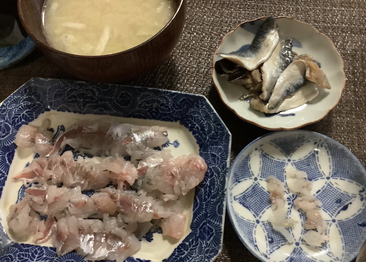 Rita Yayla V Twitter お昼ごはん 一昨日ふれーゆ裏で釣ったアジのお刺身とあら汁 右上のはシメサバ 右下のちっちゃいのはネンブツダイのお刺身
