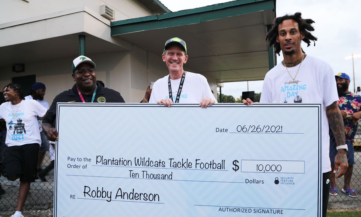 Carolina Panthers’ Robby Anderson gives $10K to Plantation Wildcats - South Florida... https://t.co/fZK26wONQ8 https://t.co/3VYXL6NNTO