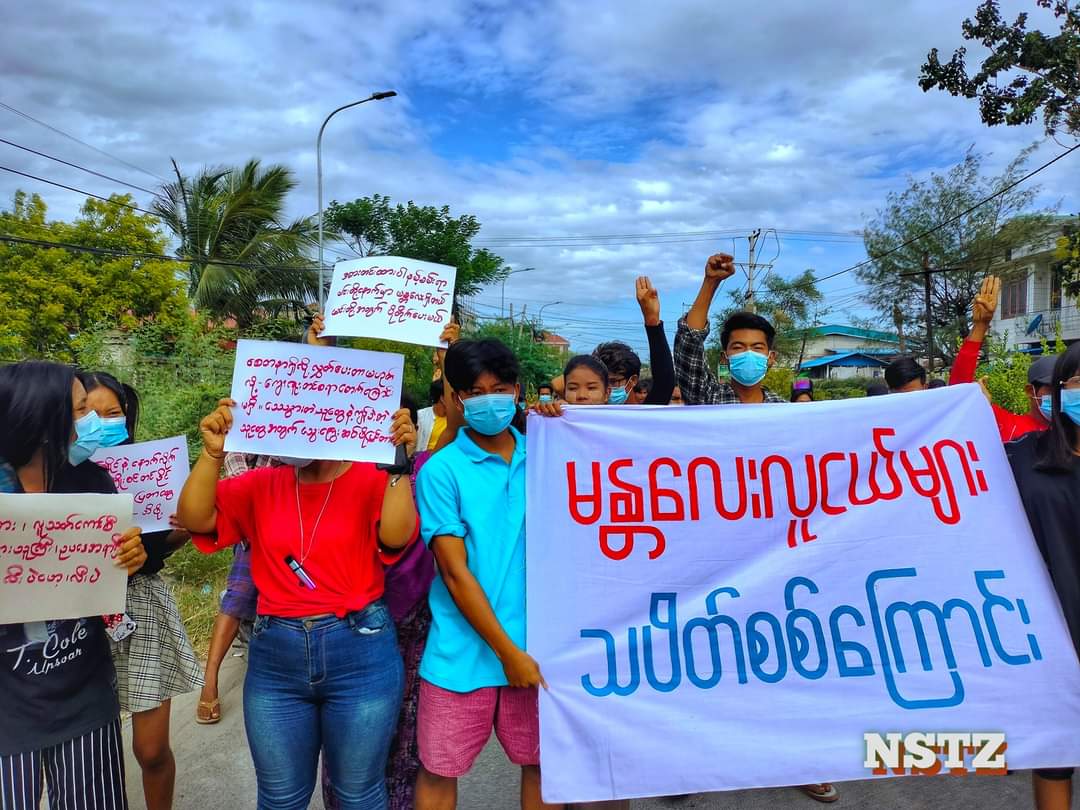 Lwin53559512's tweet photo. Mandalay Youth Strike and Cooperative University Students marched to the streets against the dictatorship and successfully dispersed the crowd.
#July1Coup
#WhatsHappeningInMyanmar https://t.co/4YPu9aDJDs