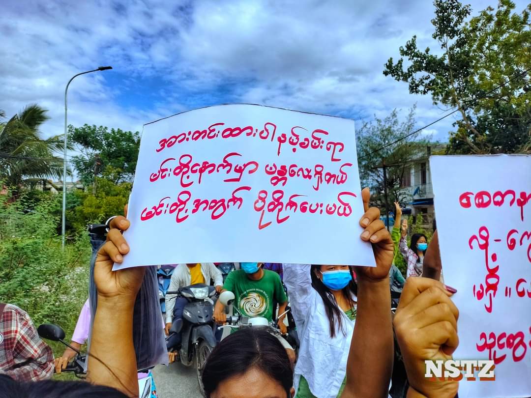 Lwin53559512's tweet photo. Mandalay Youth Strike and Cooperative University Students marched to the streets against the dictatorship and successfully dispersed the crowd.
#July1Coup
#WhatsHappeningInMyanmar https://t.co/4YPu9aDJDs