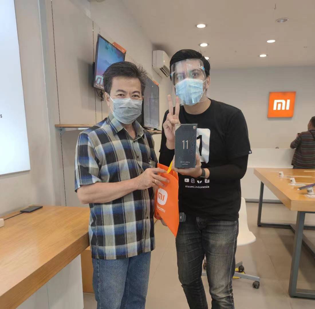 Mi 11 Ultra customers arriving at Mi Stores ❤️❤️
