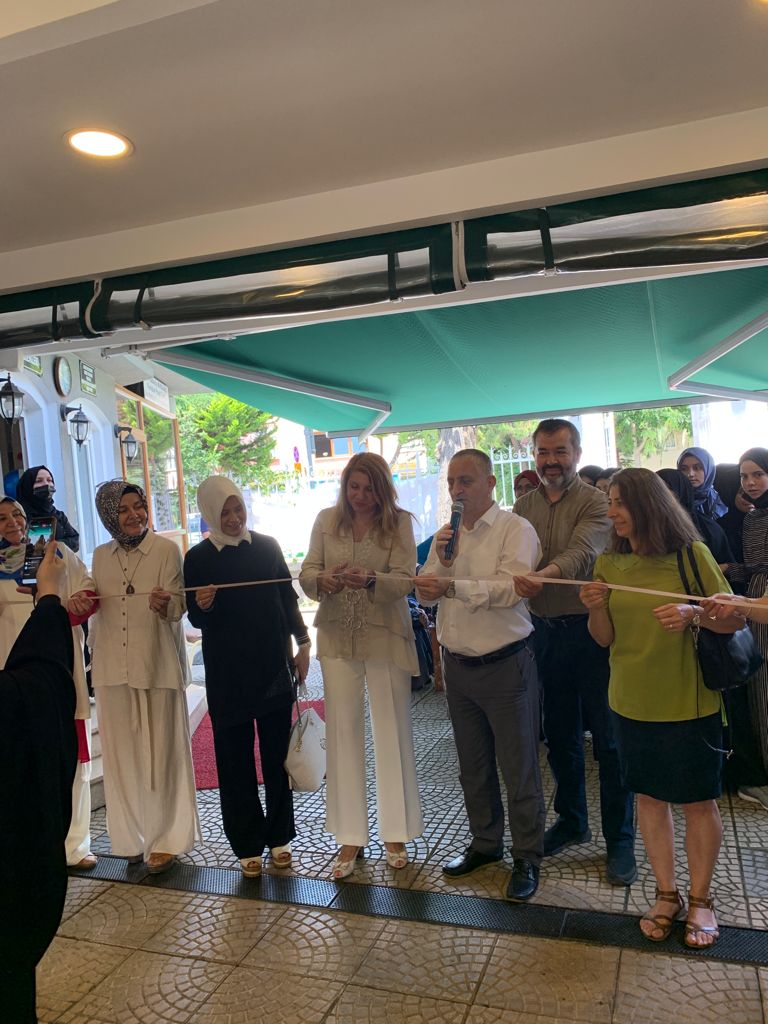 kadikoyhem's tweet photo. Koşuyolu Mahallesi’ n de Kazım İşmen Anadolu Lisesi ve Feridun Paşa Camii, Aile ve Dini Rehberlik Bürosu işbirliği ile “Hayat Boyu Öğrenen Mahalle Projesi Kapsamında”  Üretilen ürünlerle düzenlediğimiz Geleneksel Türk El Sanatları Sergi açılışı, Müftülük Şube Müdürü ve Koşuyolu.. https://t.co/KzQWJbDy4U