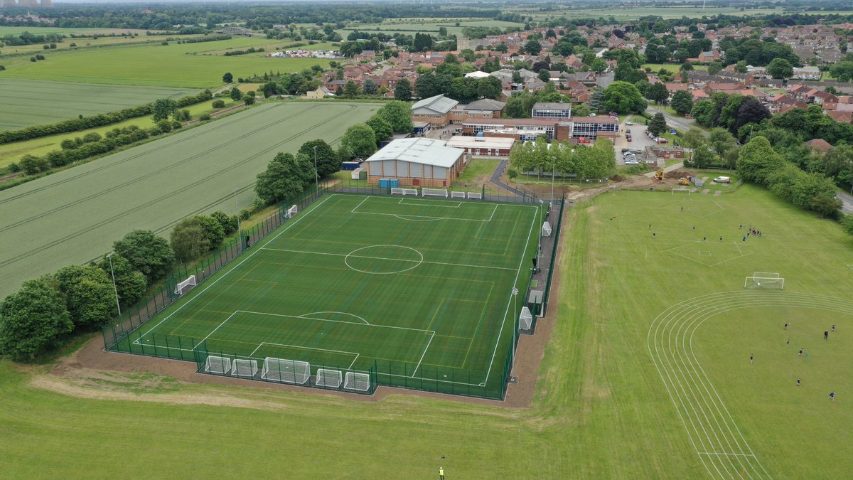 CLsurfacesltd's tweet photo. Another successful handover of a 50mm #3Gpitch this week at @TheSnaithSchool with our partners @CCGrassChina.

@MalcolmGroup #grassrootsfootball #buildinganactivenation #artificialturf https://t.co/mUTWilEsMh