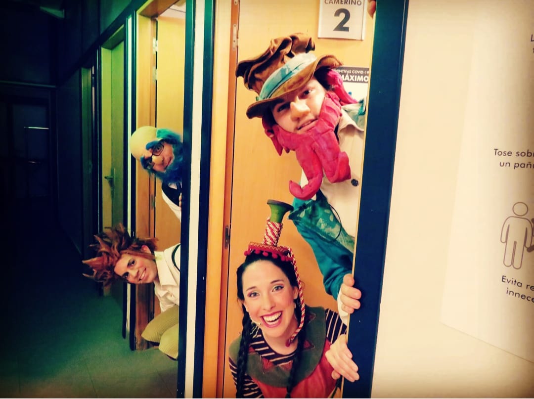 Disfruta de una divertida experiencia para 2 o 4 personas conociendo la parte tras los decorados, jugando con los títeres y objetos, etc. 
Entra en vkm.is/pimpamfuera Gracias por ayudarnos !!!!.

#Almozandiateatro #Almozandia #Pimpamfuera #nuevodisco #Crowdfunding  #verkami