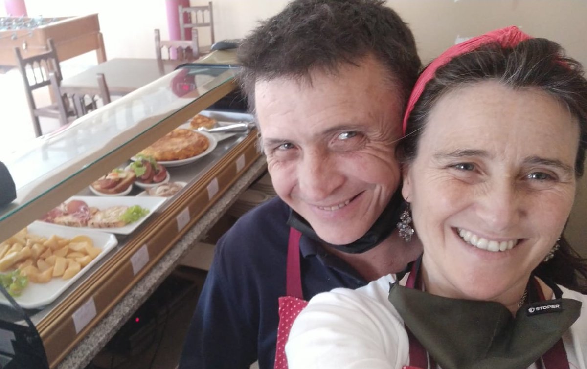 Estela pasa un paño con líquido desinfectante por las mesas y la barra del bar “El reencuentro”, así han decidido llamarlo su marido y ella, en Peralejos de Abajo opusdeivalladolid.org/estela-de-la-a…