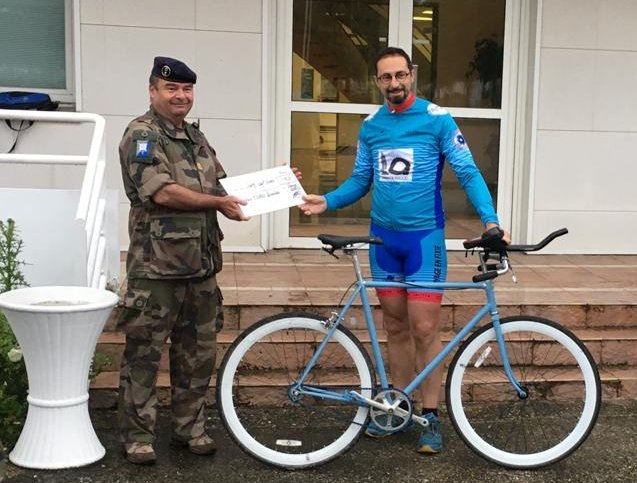 COM_ECIA's tweet photo. 🚴‍♂️ Défi fixie [Jour 3 : Provins - Chartres] Une traversée de la forêt de Rambouillet, un partage de route de 30 km avec des cyclo-touristes, un don de 500 € de la @SIMMT... Le capitaine Sébastien est optimiste ! #CECPC-3eRA #TerreFraternité
 #FiersDeNosSoldats @armeedeterre https://t.co/X5oPMIErUz