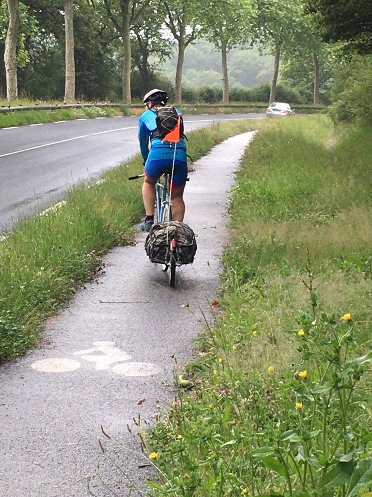 COM_ECIA's tweet photo. 🚴‍♂️ Défi fixie [Jour 3 : Provins - Chartres] Une traversée de la forêt de Rambouillet, un partage de route de 30 km avec des cyclo-touristes, un don de 500 € de la @SIMMT... Le capitaine Sébastien est optimiste ! #CECPC-3eRA #TerreFraternité
 #FiersDeNosSoldats @armeedeterre https://t.co/X5oPMIErUz