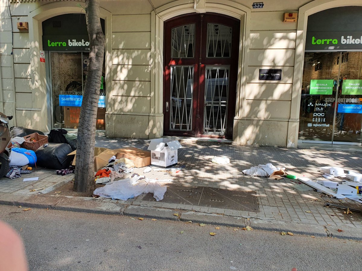 alb_pascual's tweet image. Sí us plau, feu RT i que tothom sàpiga en mans de qui està la capital de Catalunya. Quina vergonya! (València amb Bailen ara mateix)