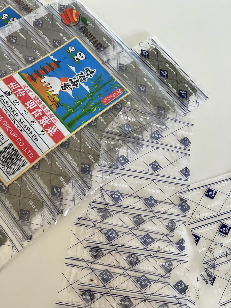 sfkkfs_'s tweet image. ใครกินต่ำกว่า 10 แผ่นกุนับถือ 55555555555555 หยุดกินไม่ได้