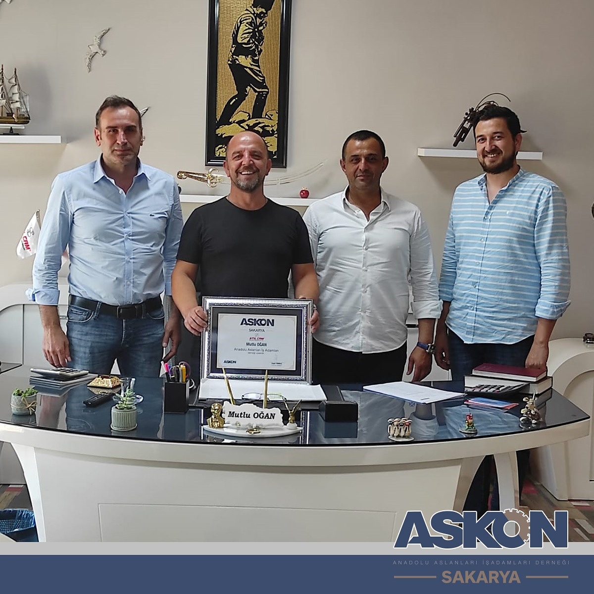 Teşkilat Başkanımız <a href="/halilerolll/">Halil Erol</a> , Üye İlişkileri Komisyon Başkanımız <a href="/MetinSevindikk/">Metin Sevindik</a> ve Şube Müdürümüz İbrahim Akın ile Yeni Üyemiz Ada Stil Cam Firma Sahibi Mutlu Oğan beyi işyerinde ziyaret ederek üyelik sertifikasını takdim ettik..