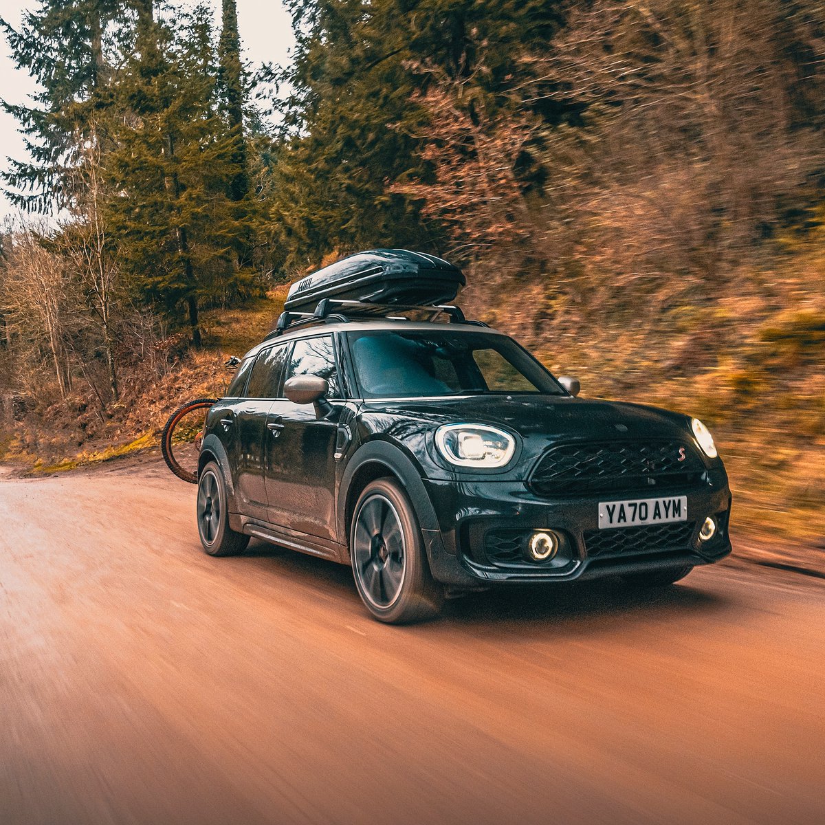MINIUK's tweet image. The MINI Countryman Shadow Edition isn&apos;t for the faint-hearted. So, pack up the roof box and strap on the bikes, the road is waiting. bit.ly/3x4T3SF

#MINIadventures  #Accessories #ShadowEdition