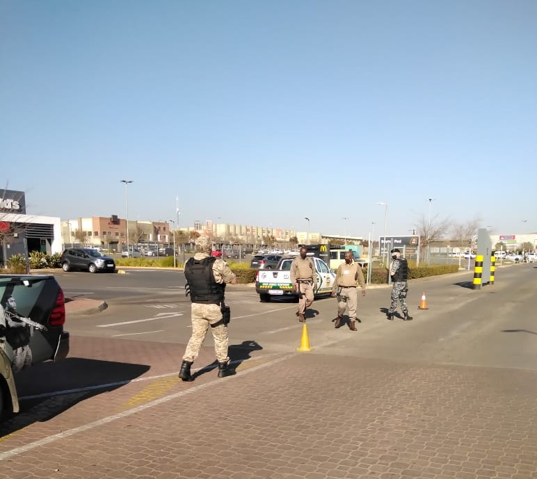 Fidelity_Secure's tweet photo. Fidelity and Specialised Intervention Unit teams setting the standard to combat armed robberies at malls with standoffs and stop and search initiatives
#FidelityADT #SpecialisedInterventionUnits #Middelburg #Proactiveinitiatives #Keepingyousafe #Securingyourassets https://t.co/wEjtNYzNtb