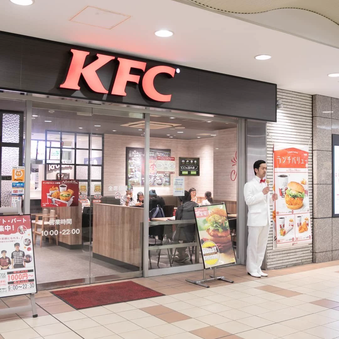 カーネルかと思ったら？カーネル気分を味わうムーディ勝山が立っていたwww