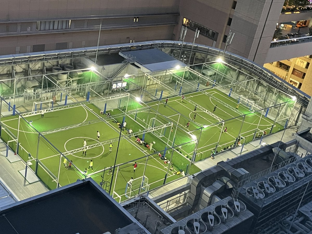 Links Umeda 公式 على تويتر 大阪駅前でフットサル キャプテン翼フィールド大阪梅田 Linksumeda 屋上13階で営業中です 個サル 毎日開催 お昼の個サルと5時サル キャンペーン価格500円引です ボールはトモダチ を胸にフットサルを楽しもう