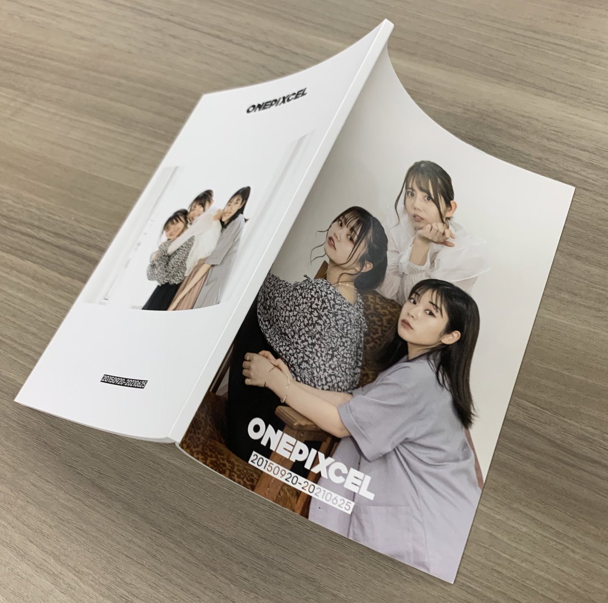 onepixcel's tweet photo. ＼配信チケット発売中🌻／

明日まで配信チケット発売中です🕺🏻

ONEPIXCEL LAST LIVE「サヨナラの前に｣

□アーカイブ期間
   7/2(金)23:59まで
□プレミアム特典
①ライブフル映像
②紙チケット
③フォトブック

ご購入はこちら▷
https://t.co/cjIptfFR6M

フォトブックが手に入るのは明日まで📸 https://t.co/cE0Ziwiz7I