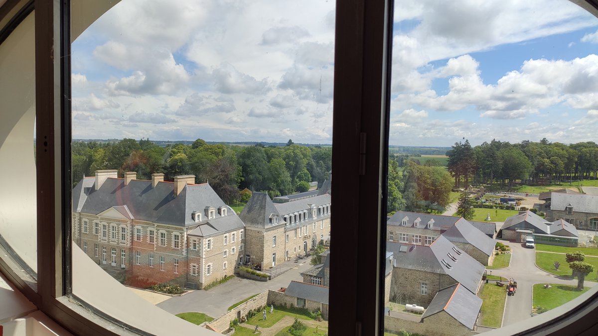Le <a href="/ChateaudesPeres/">Le Château des Pères</a> ouvre un hôtel-spa 🌿 

Rivacom a accompagné le domaine lors d'une conférence presse pour la présentation de l'hôtel "l'EssenCiel" qui ouvrira ses portes au printemps 2022. 

Une quinzaine de journalistes ont découvert cet hôtel atypique en forme d'arbre 🌳