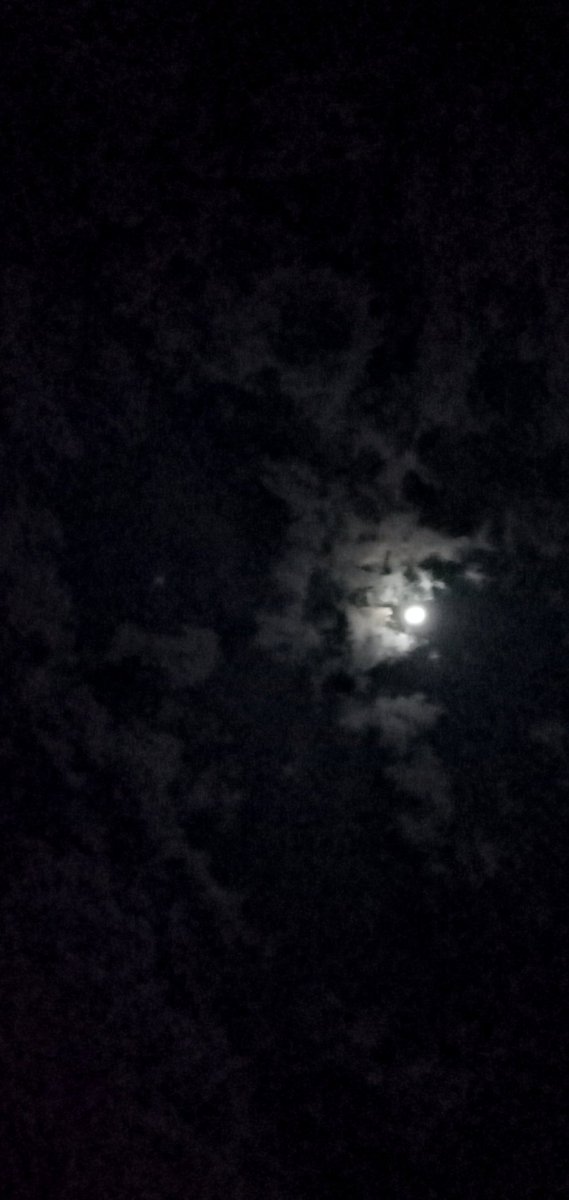 deeksha_bisht_'s tweet photo. #Selenophile #MoonLovers #thrusdaypost
#clouds #sky
Sukoon hai iss nazare me ek alag!!!!! 💕 https://t.co/nxkCFcr8XM