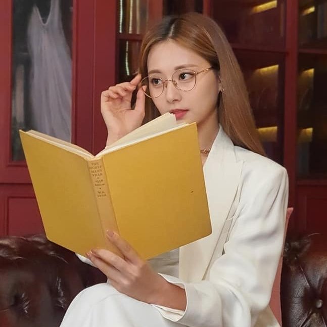 choutzuyu99's tweet photo. its my favorite Tzuyu photo but 2021 version 😭 https://t.co/xyv1gLDu5Z
