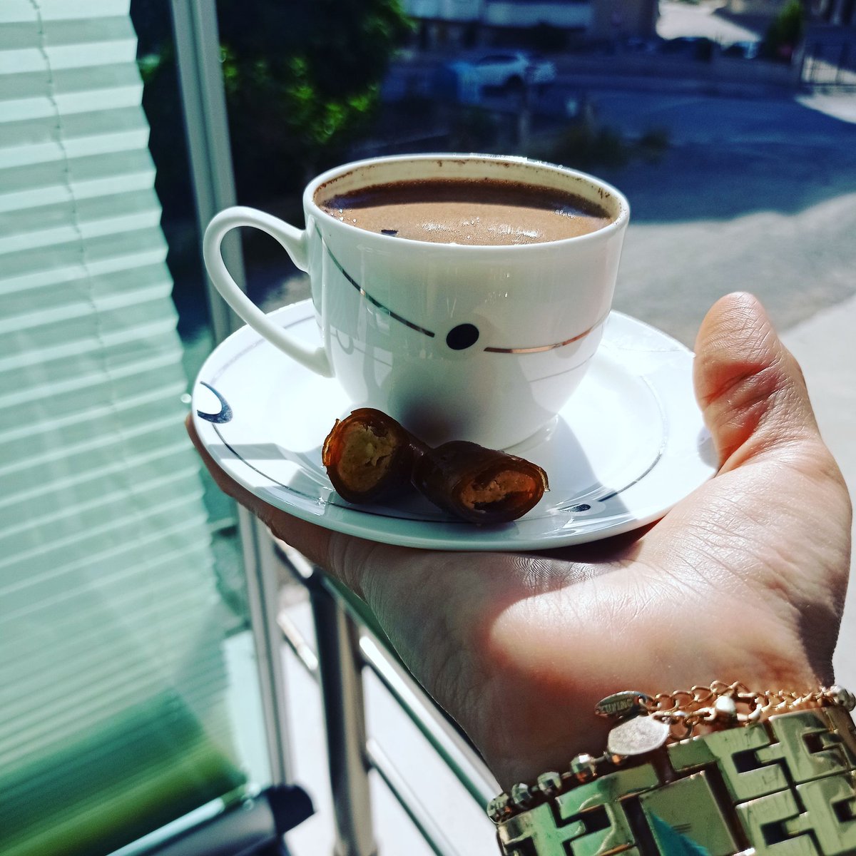 Normale dön'ücem hayatım versin istediğimi
Zorlama düşerim şeytan duymasın dinlediğimi