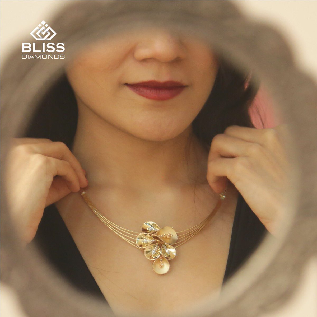 You’ll experience pure bliss when you wear this around your neck! This beautiful & uniquely designed gold-leaf necklace is a perfect wear for any occasion. 

DM us to shop now!
.
.
.
#BlissDiamonds #WearBliss #ItalianJewellery #CustomisedJewellery #Necklace #Customised #Trendy