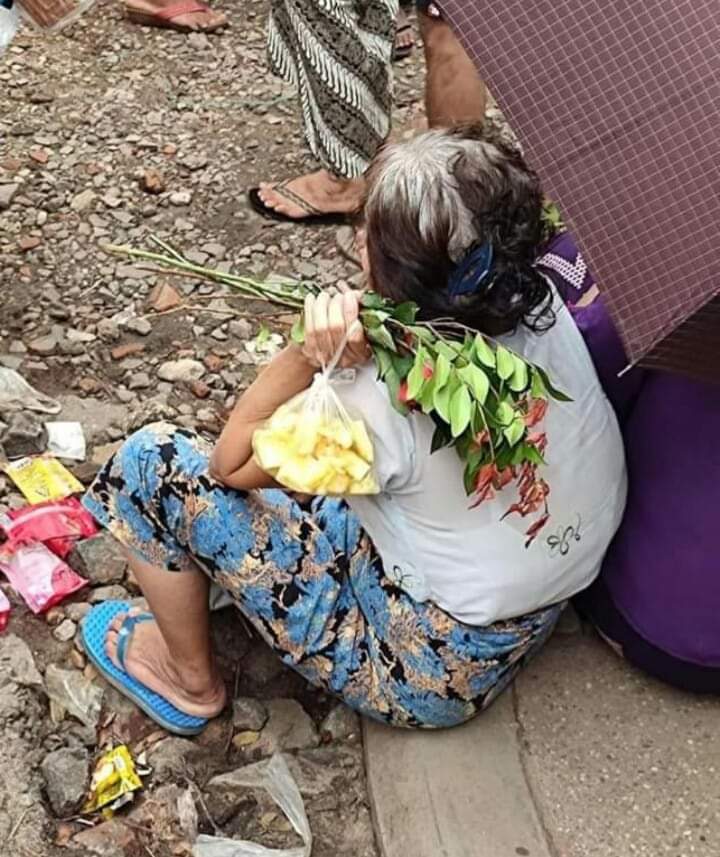 HkanhpaSadan's tweet photo. The most touching photo! They should not be in prison at tall. Every mother can relate to this Photo! credit to original post #WhatsHappeningInMyanmar #Myanmar #RejectMilitaryCoupInMyanmar #PoliticalprisonersinMyanmar https://t.co/2lm42MHNhH