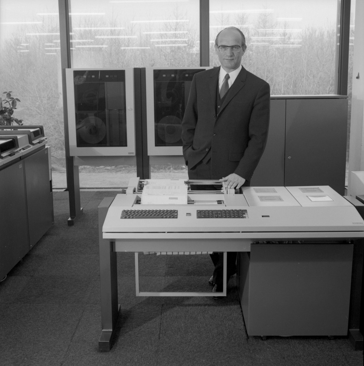 Informationstechnologie aus #NRW, dafür stand lange die 1968 von Heinz Nixdorf gegründete gleichnamige Computer AG mit Sitz im @KreisPaderborn. Sie gehörte bis in die 80er Jahre zu den wichtigen #Computer-Herstellern in Europa.  #75JahreNRW
Foto: Archiv Heinz Nixdorf MuseumsForum