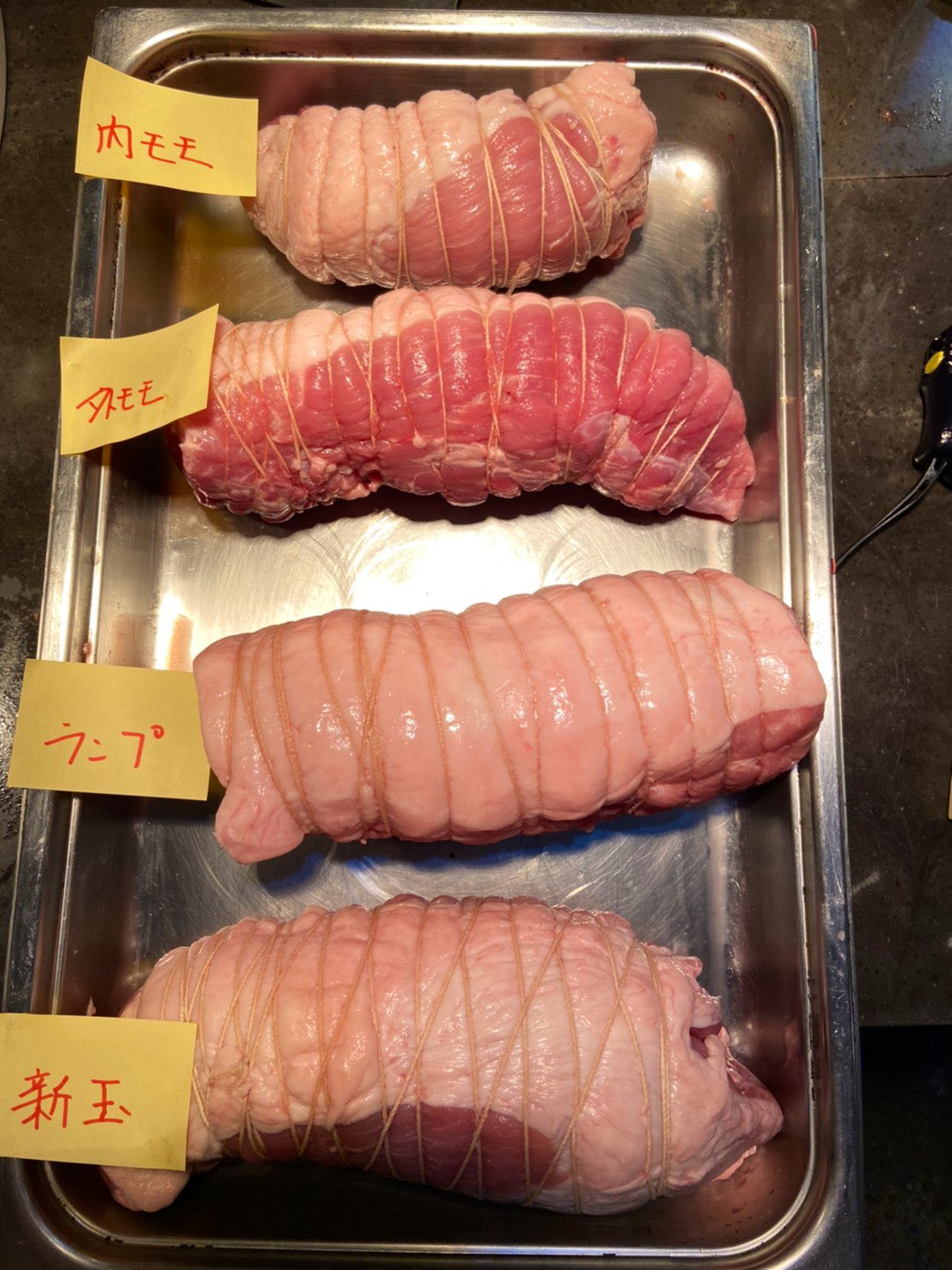 庄野智治 Mensho代表 滞在中 豚モモ肉が届きまして 内もも 外もも シンタマ ランプと 部位ごとに切り分け チャーシューにしてみました 味わい 食感が異なりどれも美味しいので 食べ比べができるラーメンを作りたいと思います お楽しみに