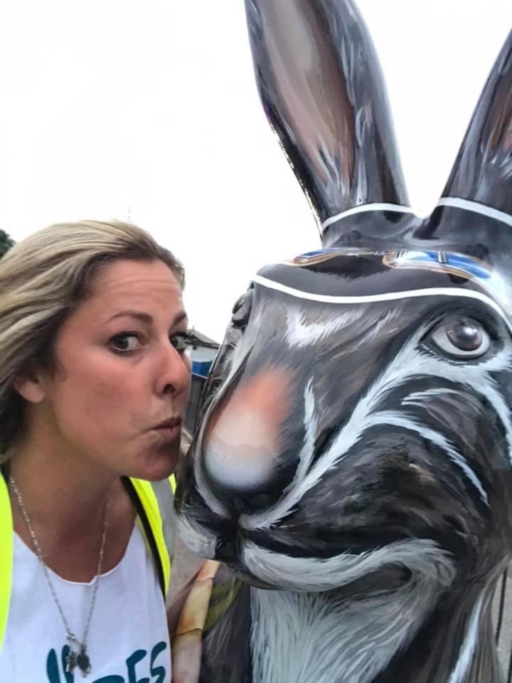 Harley here…. The hares are out of the bag,!  You can find me and all my hare friends across Southend from today…. Kisses are optional.  Thanks Ami 🥰. @haresabouttown @havenshospices @wildinart @radiosouthend @visitsouthend @southendbid