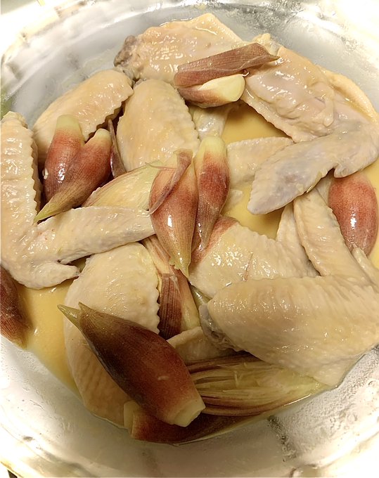 昨晩のごはん。鶏手羽先と茗荷の冷製芥子和え・牛肉の山椒炒め・カボチャの浅漬け…ほかこまごまと+日本酒 