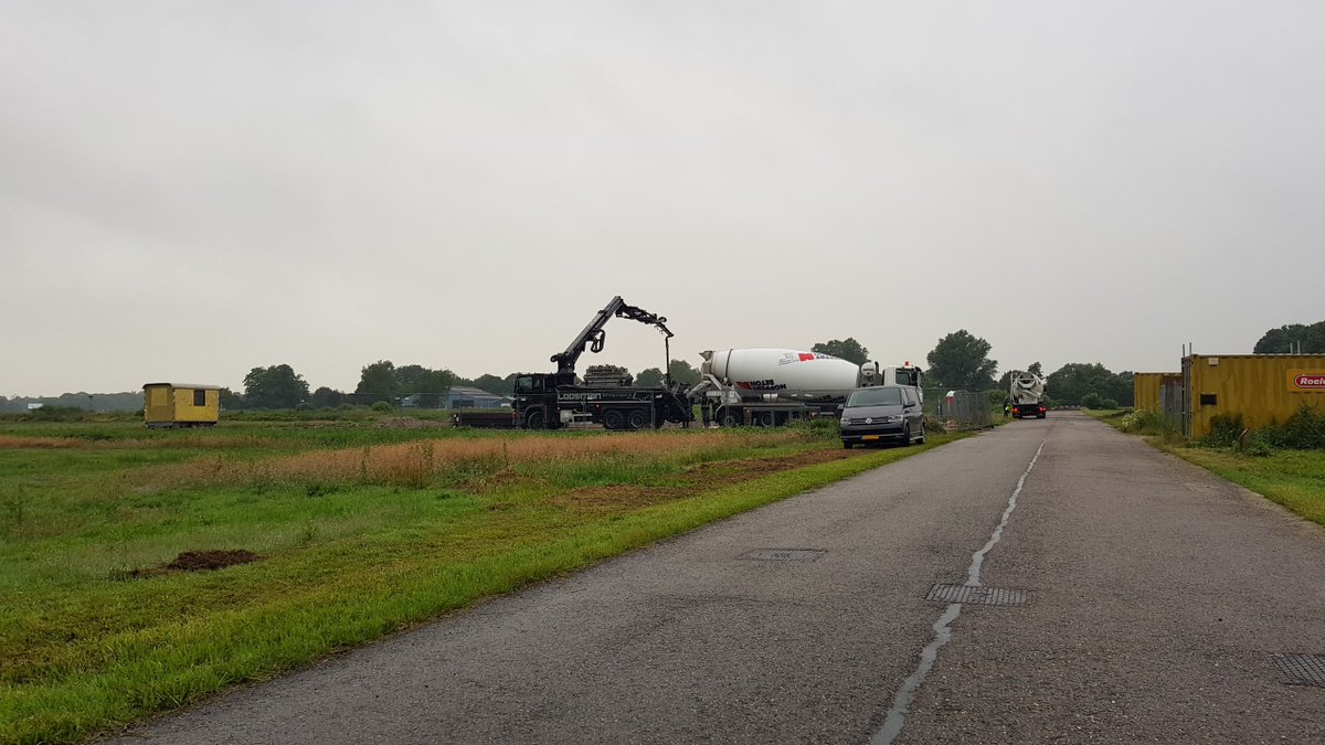 Vanochtend is de firma Loosman gestart met de betonstort voor het bedrijfspand van WDV Metaalbewerking. Wouter de Vries en Corine Hornstra zijn zeer enthousiast om zich binnenkort te kunnen vestigen op Eeserwold. Lees hier meer: eeserwold.nl/start-bouw-nie… <a href="/Steenwijkerland/">Steenwijkerland</a> #eeserwold
