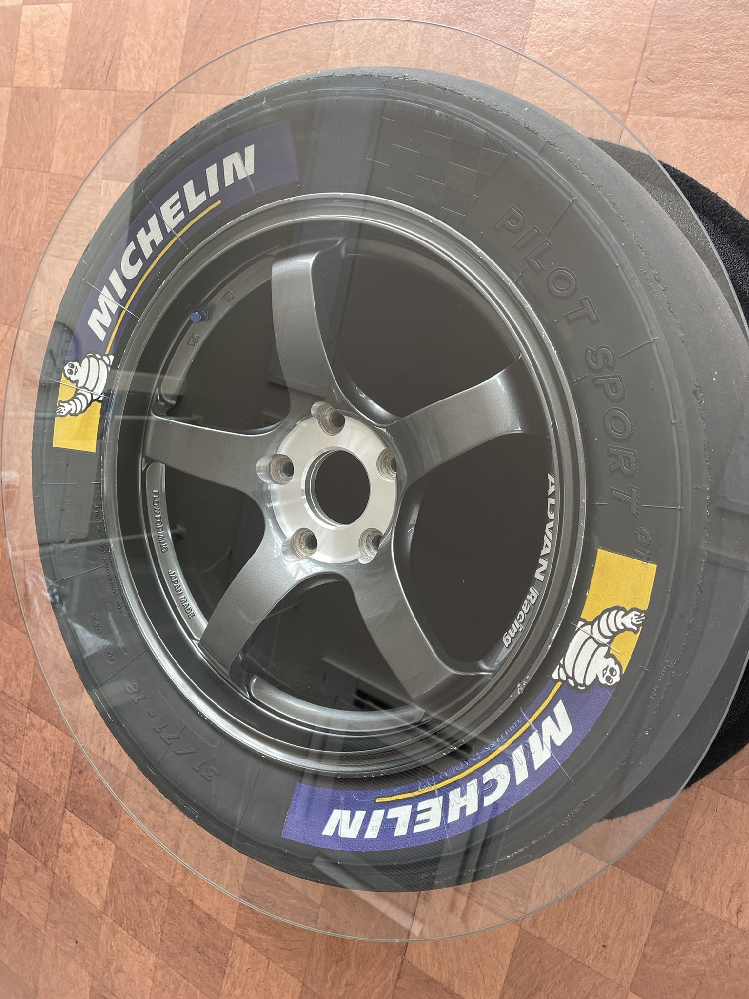 新しく着き レーシングホイール タイヤテーブル グッドイヤー