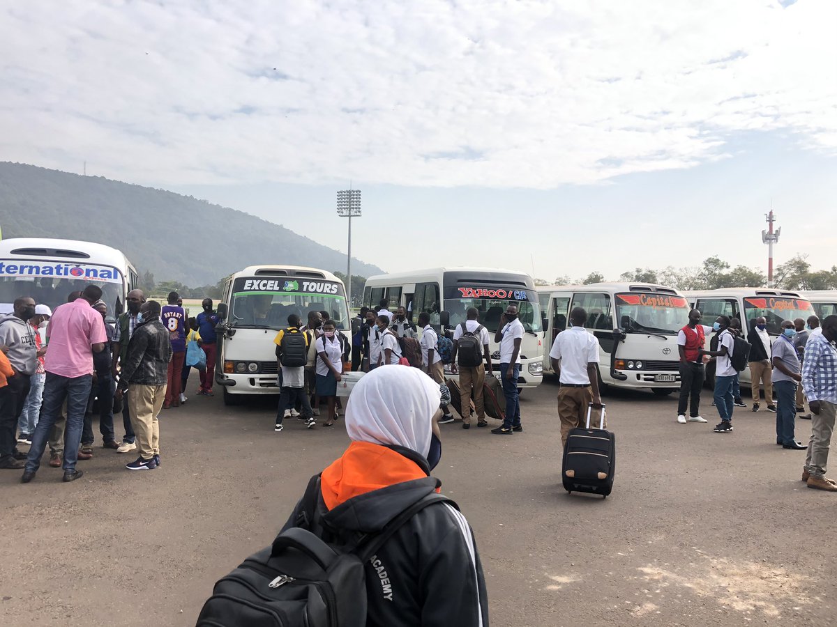 atprassociation's tweet photo. Ku bufatanye na @Rwanda_Edu , @RURA_RWANDA na @Rwandapolice na company zitwara abagenzi mu buryo bwa rusange, #ATPR mu gikorwa cyo gufasha abanyeshuri gutaha aho batuye mugihugu @CafuOli @VolcanoLtd @CityofKigali @ExpressHorizon @HusseinNziza @KigaliCoach @HusseinKANYARW1 https://t.co/qPrzRpGaaC