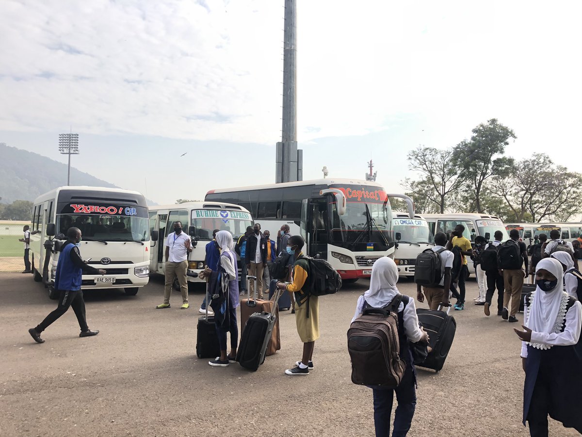 atprassociation's tweet photo. Ku bufatanye na @Rwanda_Edu , @RURA_RWANDA na @Rwandapolice na company zitwara abagenzi mu buryo bwa rusange, #ATPR mu gikorwa cyo gufasha abanyeshuri gutaha aho batuye mugihugu @CafuOli @VolcanoLtd @CityofKigali @ExpressHorizon @HusseinNziza @KigaliCoach @HusseinKANYARW1 https://t.co/qPrzRpGaaC