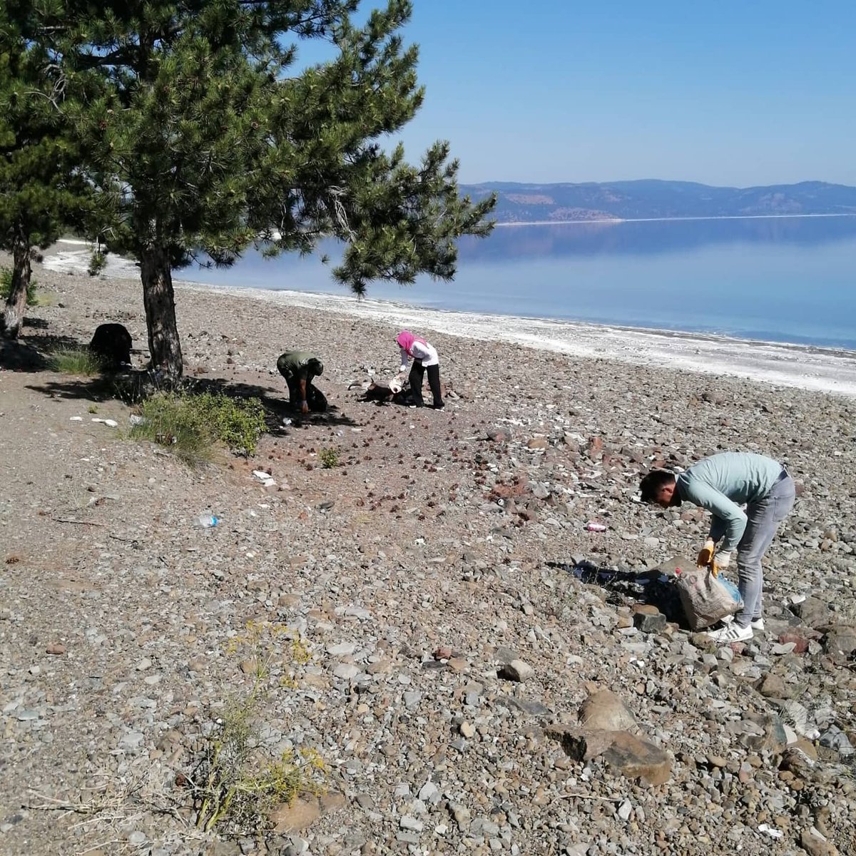 MumtazSenel's tweet photo. Türkiye'nin nazar boncuğu Salda Gölümüzün kenarında bulunan Halk Plajımız ekiplerimiz tarafından temizlenerek, siz değerli misafirlerimize hizmet vermeye hazır. https://t.co/uGKrRXlko6