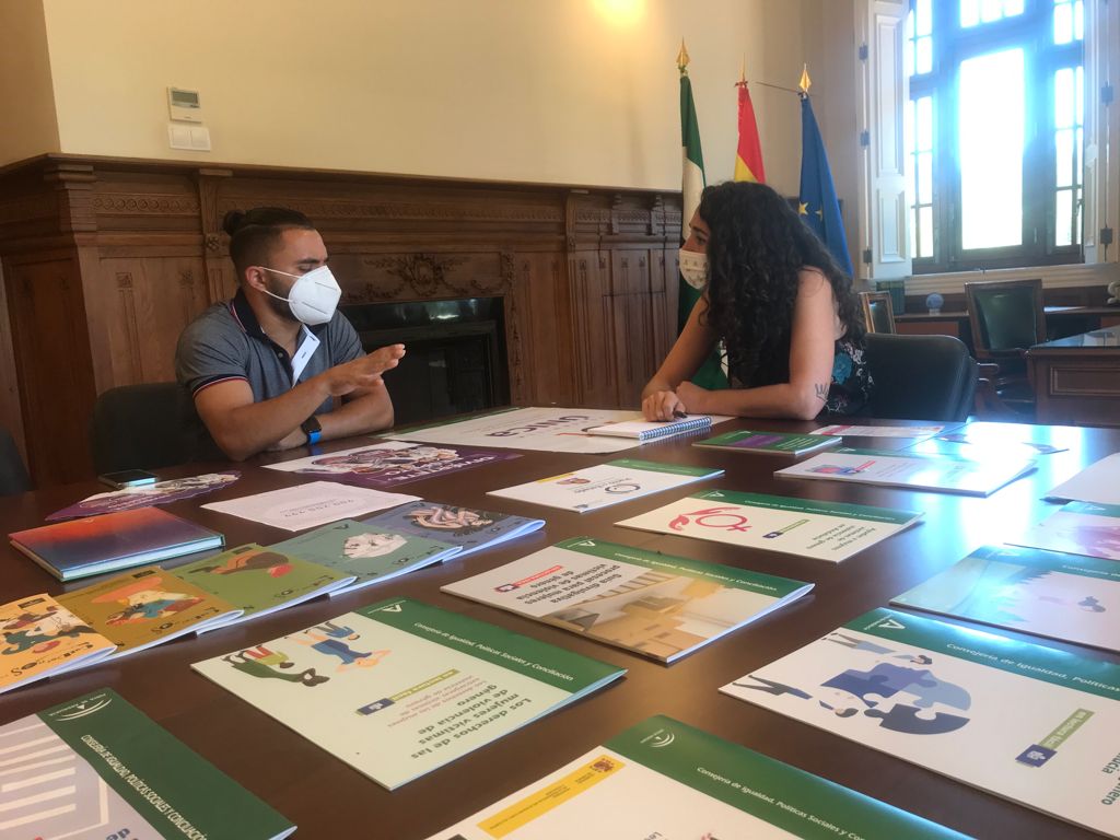 montagutmaria1's tweet photo. Reunión con el sexólogo Jesús Alonso donde hemos hablado sobre la importancia de la educación afectivo sexual en nuestros adolescentes así como de la #AppOlimpia del @IAMJunta https://t.co/155i73wEmq