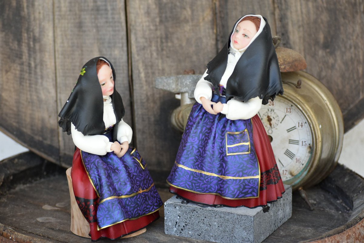 ElyCor1's tweet photo. Miniature in porcellana fredda.... Quale sarà il paese... Dico solo una parola e avrete la risposta #lorighittas #montearci #ossidiana #twittart #sardinia #isola #tradizioni https://t.co/IfTVVL0sCx