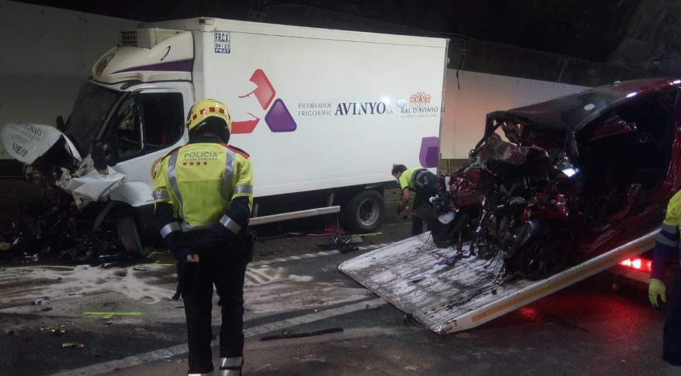 Mor una conductora de 21 anys en un xoc amb un camió frigorífic al túnel del Cadí bit.ly/3yahr5t