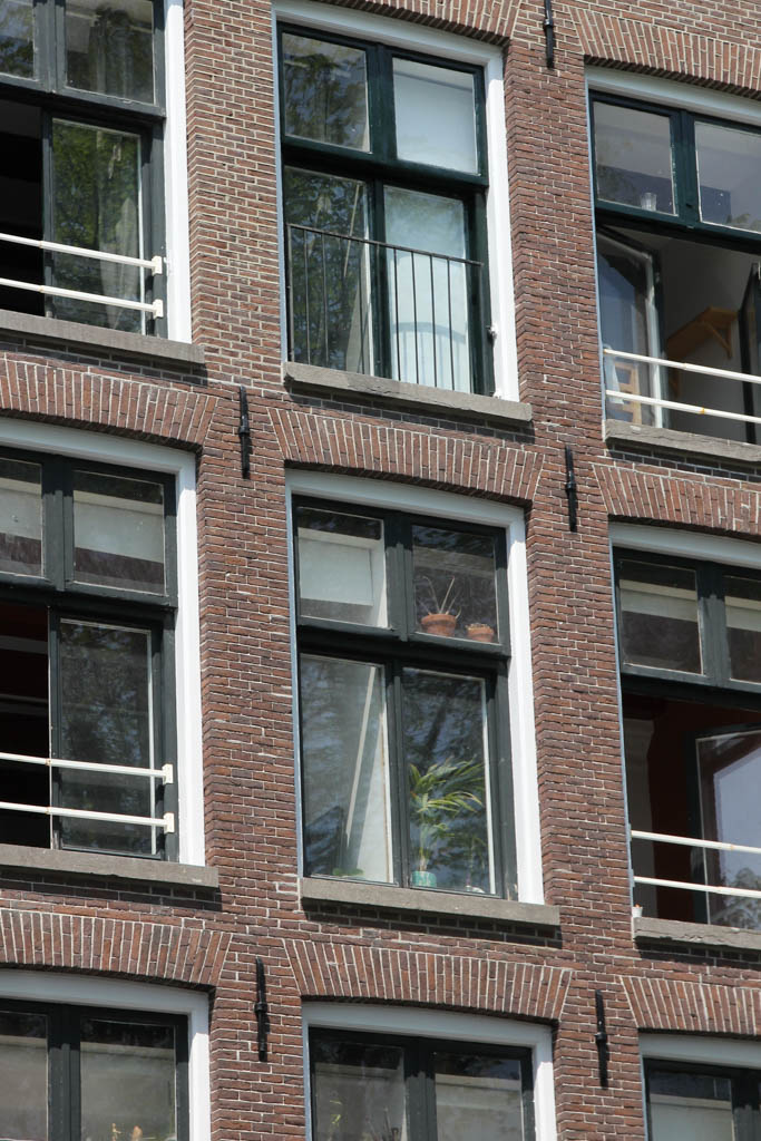 Op de Kalkmarkt 3 is een grachtenpand opgesplitst in kleine woninkjes waarbij scheidingswandjes zijn geplaatst voor de ramen (zie foto). Linkerhelft raam zit in ene, rechterhelft in andere woning. Omdat het kan.