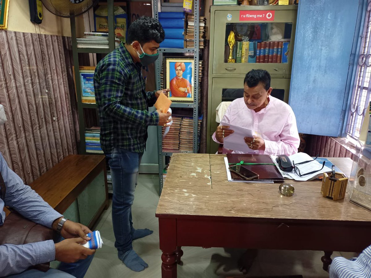 wbnsqf's tweet photo. Representatives of the 𝐖𝐁 𝐍𝐒𝐐𝐅 𝐒𝐡𝐢𝐤𝐬𝐡𝐚𝐤 𝐏𝐚𝐫𝐢𝐰𝐚𝐚𝐫,East Burdwan district met Minister for Small and Cottage Industries Mr.@SwapanD10347574 Mahasaya. We have taken initiative in every assemblies in WB to reach our demands of #60YearsJobSecurity #IndiaWantsDidi https://t.co/0otY2srPcz