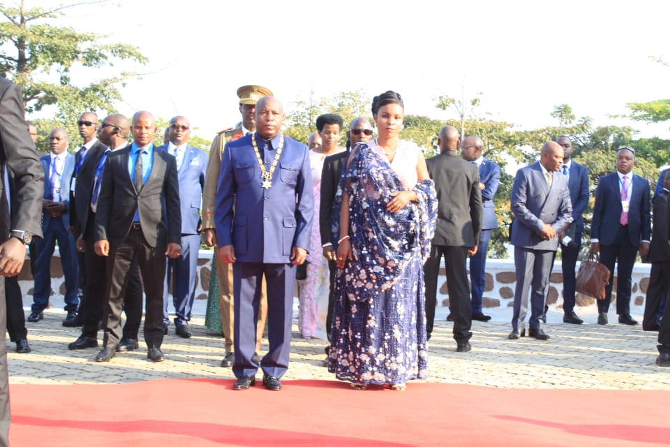 Bureauppb's tweet photo. Célébration de la 59 ème anniversaire de l'indépendance du #Burundi. Le couple présidentiel pose le gerbe de fleurs au mausolée du prince Louis Rwagasore. https://t.co/LpDkObEp1I