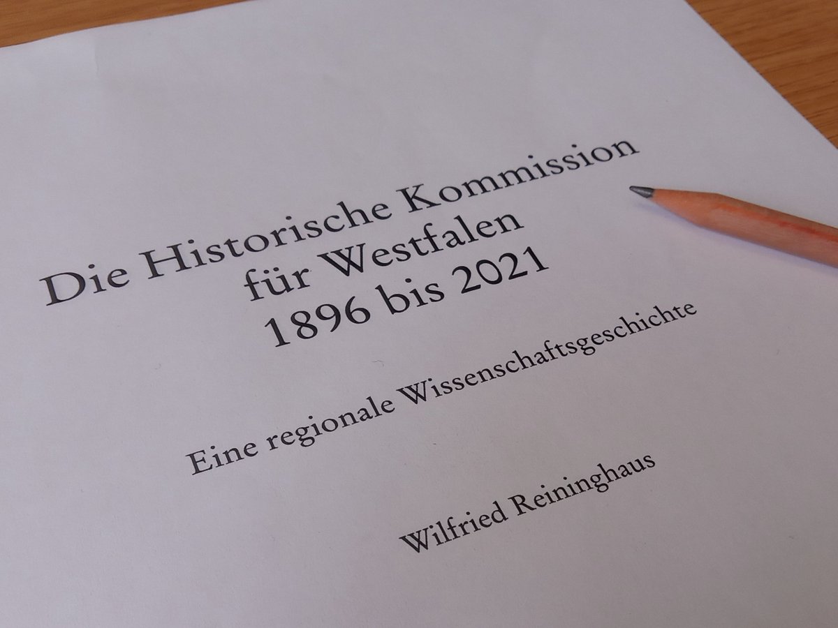 Titelseite des Manuskripts von "Die Historische Kommission für Westfalen 1896 bis 2021. Eine regionale Wissenschaftsgeschichte" von Wilfried Reininghaus. auf einem Holzschreibtisch. Darauf ein Bleistift.