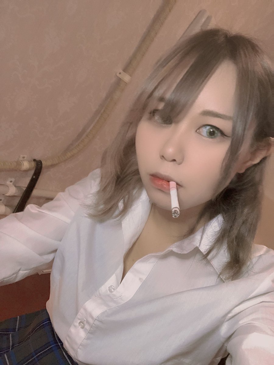 uta_52132's tweet photo. 制服着て吸うとアカンやつにしか見えん🙌 https://t.co/Aaox15AgTC