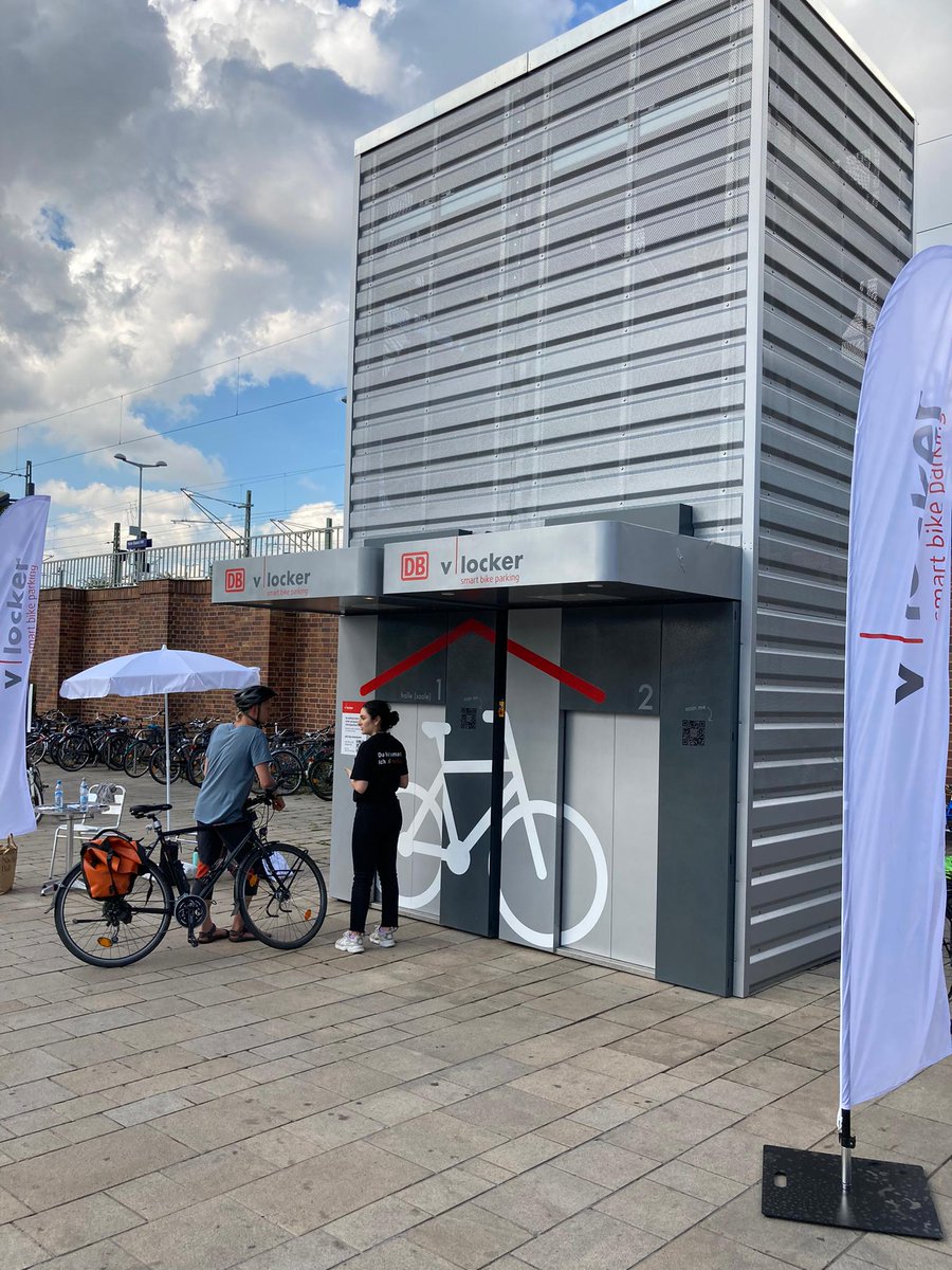 dbmindbox's tweet photo. Tolle Aktion am Hbf. #Halle - Kostenlos #Fahrradparkturm nutzen🚲🚉Diese Woche stellt unser Alumni Startup #VLocker direkt am #Hauptbahnhof Halle ihren smarten Fahrradparkturm vor & ihr könnt den Turm 40 Std. kostenlos nutzen (noch bis Freitag!). Also nichts wie hin! 😎 https://t.co/SNTuLNOV3J