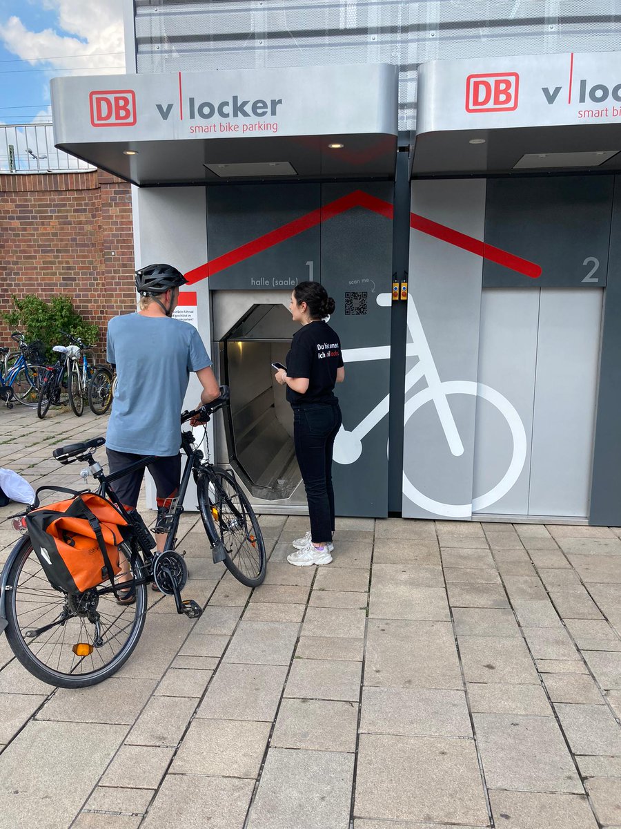dbmindbox's tweet photo. Tolle Aktion am Hbf. #Halle - Kostenlos #Fahrradparkturm nutzen🚲🚉Diese Woche stellt unser Alumni Startup #VLocker direkt am #Hauptbahnhof Halle ihren smarten Fahrradparkturm vor & ihr könnt den Turm 40 Std. kostenlos nutzen (noch bis Freitag!). Also nichts wie hin! 😎 https://t.co/SNTuLNOV3J