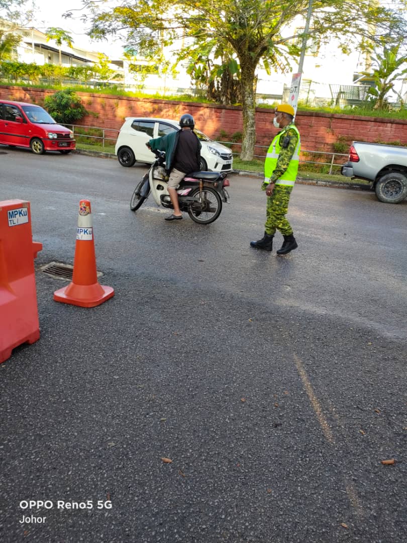 RELAkulai's tweet photo. 1 Julai 2021 (Khamis) 
PENUGASAN DI PUSAT PEMBERIAN VAKSIN (PPV)

#setiaberbakti
#DariRakyatBersamaRakyatUntukRakyat
#PatuhiSOP 

@yahyakgc @SazaliZin @msrz81 @KDNPUTRAJAYA @Hasni_Johor @mynadma 
@MKNJPM @relamalaysia @JPAMJohor  @japenjohor 

UMR Kulai | PT (U) Baizura https://t.co/bpGqIk3iJW