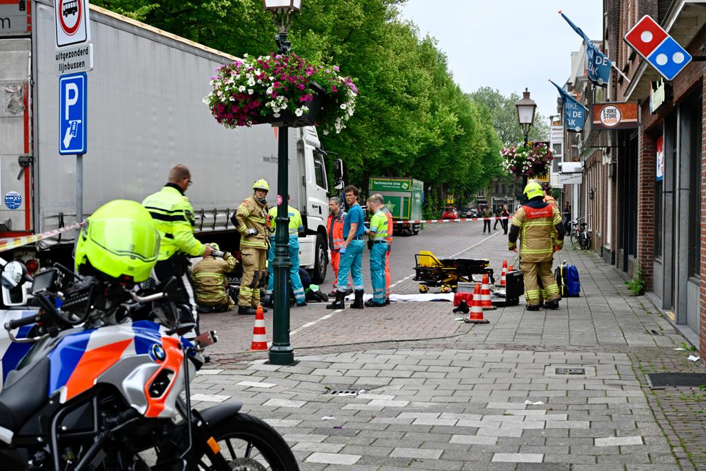 Nu op WF Nieuws: "Fietser klem onder vrachtwagen bij ongeval in Hoorn" | #vrachtwagen #klem #hoorn #fietser #veemarkt ..