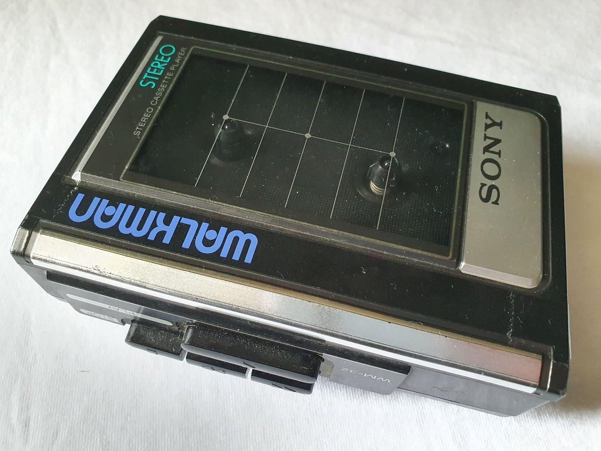 Heute vor 42 Jahren ist der erste #Walkman erschienen. 🎂 Das Modell auf dem Foto ist nicht ganz so alt. Damals, als es noch keine MP3s oder Streams gab, sondern ich mir Musik aus dem Radio und von Schallplatten auf Kassetten überspielt habe ... ich denke gerne daran zurück.